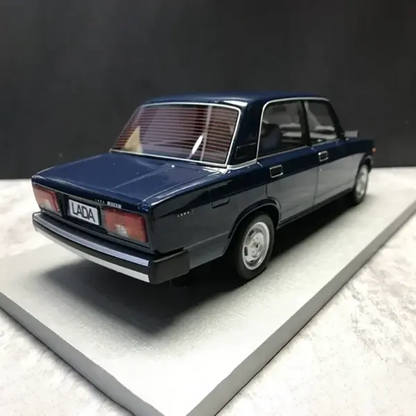 1/18 Scale Classic Lada 2105 Model Car - Image 3