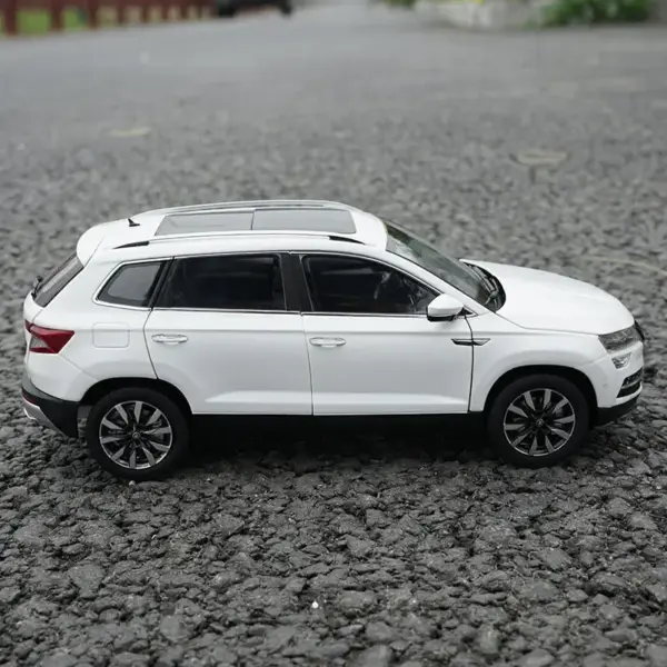 1:18 Scale Metal Skoda Karoq Diecast Model - Image 2