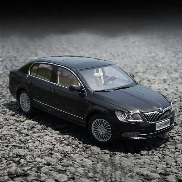 1:18 Scale Skoda Superb Diecast Model Car - Image 3