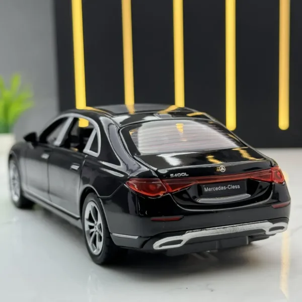 1:32 Mercedes-Benz S400L Diecast Model Car - Image 2