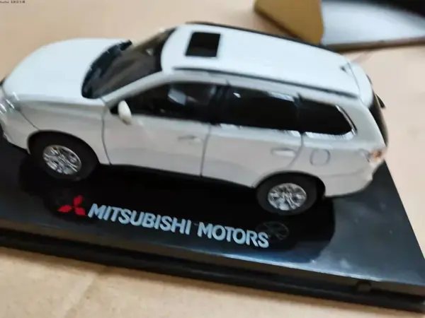 1:43 Scale Mitsubishi Outlander Diecast Model - Image 5