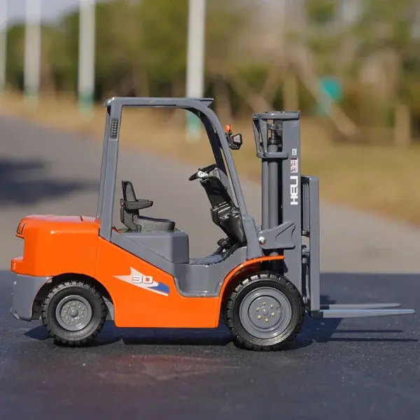 1:25 Diecast Metal CPCD30 Forklift Model - Image 2