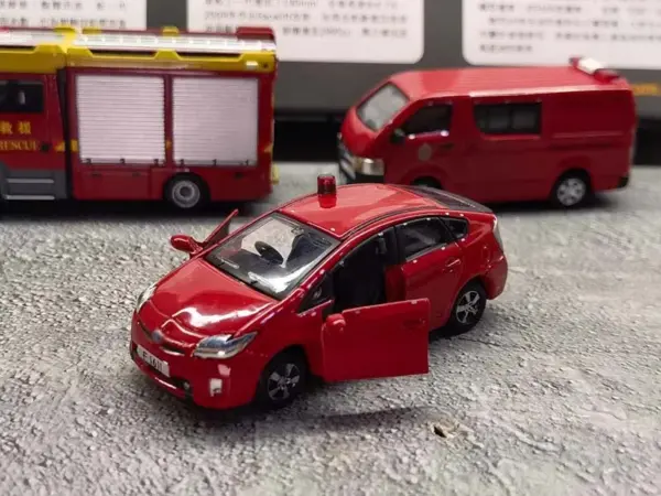 1/64 Scale Fire Rescue Vehicle Toy Set - Image 4