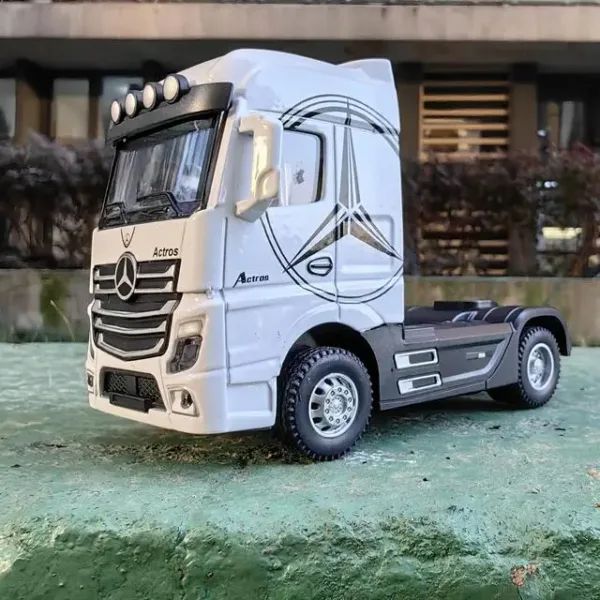 1/50 Diecast Truck Head Model with Sound & Light - Image 10