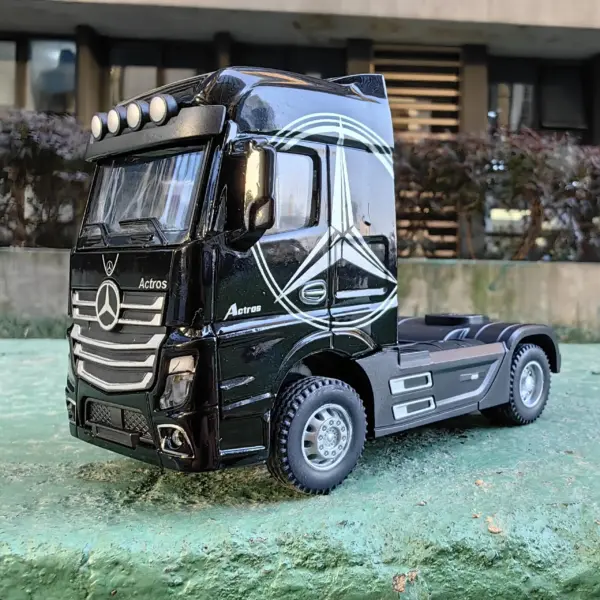 1:50 Diecast Alloy Truck Model with Sound Light - Image 9