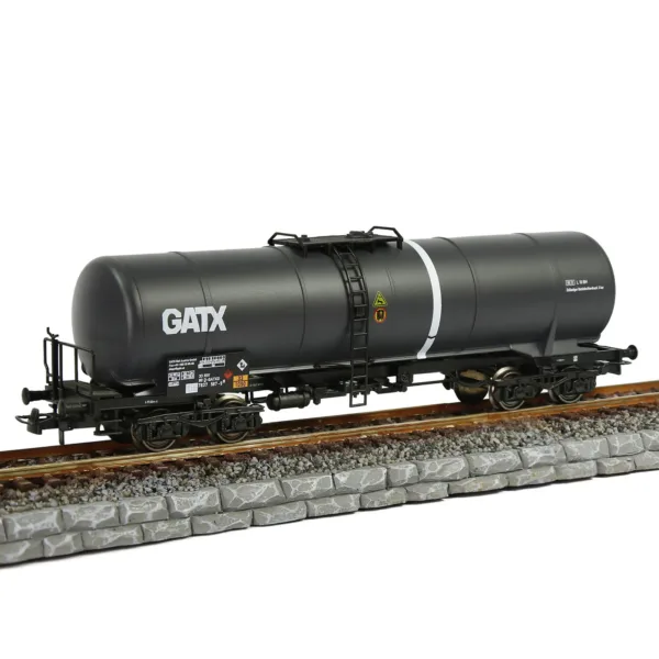 Evemodel HO Scale Tank Car C8768 with Wheels - Image 2