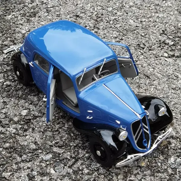 1:18 Scale Citroën Traction 1937 Diecast Model - Image 4