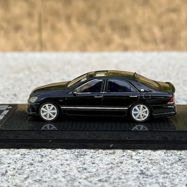 1:64 Scale Toyota Crown Resin Model Car - Image 7