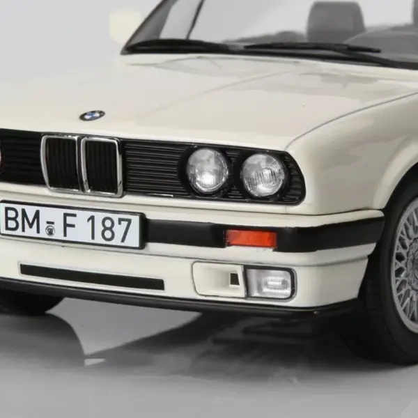 1:18 Scale BMW 325i 1991 Diecast Model Car - Image 4