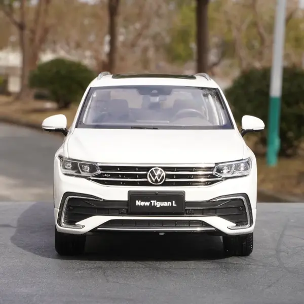 1:18 Scale 2022 TIGUAN L Diecast Model Car - Image 4