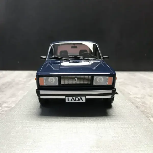 1/18 Scale Classic Lada 2105 Model Car - Image 2