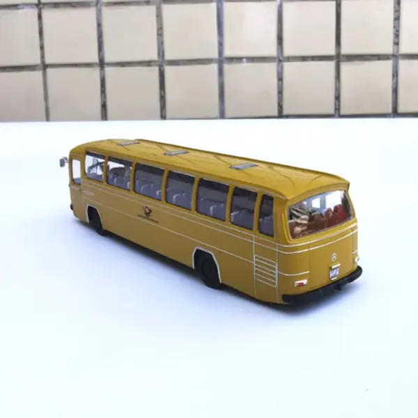 1:87 Scale Alloy O302 Bus Diecast Model - Image 2