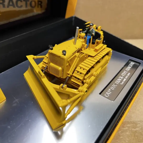 CAT D7C 1:50 Alloy Crawler Bulldozer Model - Image 2