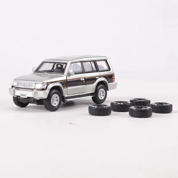 Diecast 1:64 Metal Pajero Super Exceed Model - Image 5