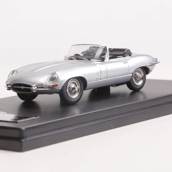 1961 Jaguar E-TYPE 1:64 Diecast Model Car - Image 11