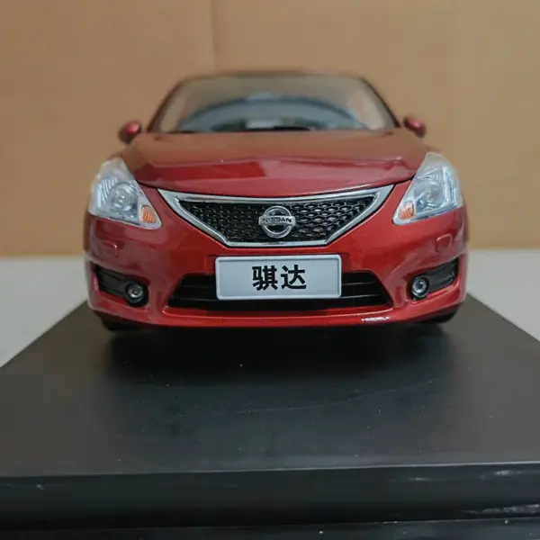 1:18 Scale Nissan Tiida 2011 Diecast Model - Image 2