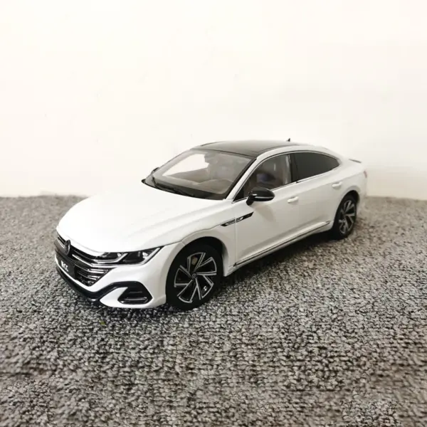 1:18 Scale 2021 White Alloy Car Model