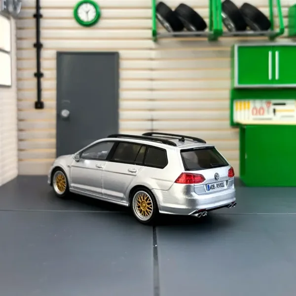 1:64 Golf 7 Travel Alloy Model with Accessories - Image 5