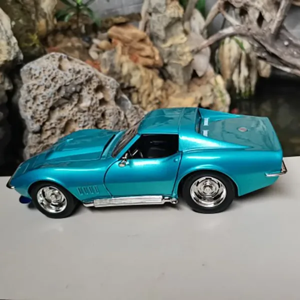 1/24 Scale 1969 Corvette Stingray Model Car - Image 2