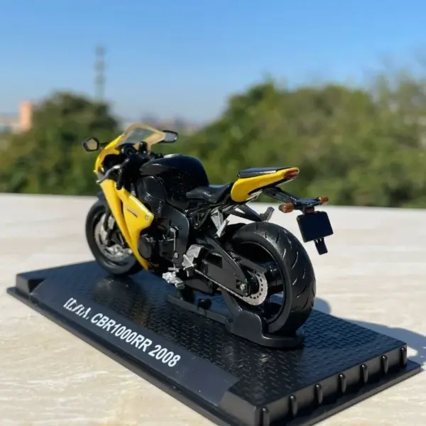 1/24 Scale Diecast Honda CBR1000RR Model - Image 4