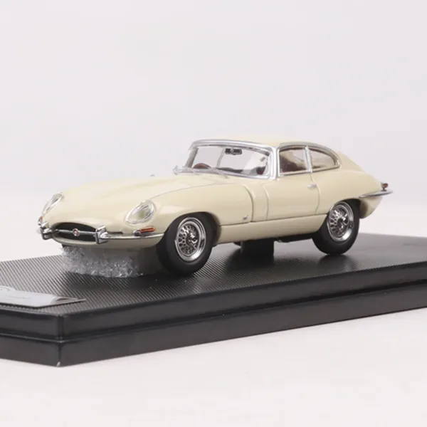 1961 Jaguar E-TYPE 1:64 Diecast Model Car - Image 9