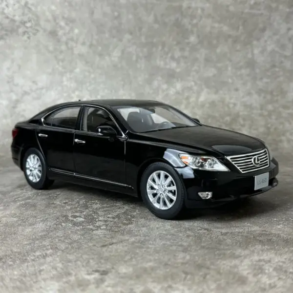 1:18 Scale Diecast Lexus LS460 Model Car - Image 5