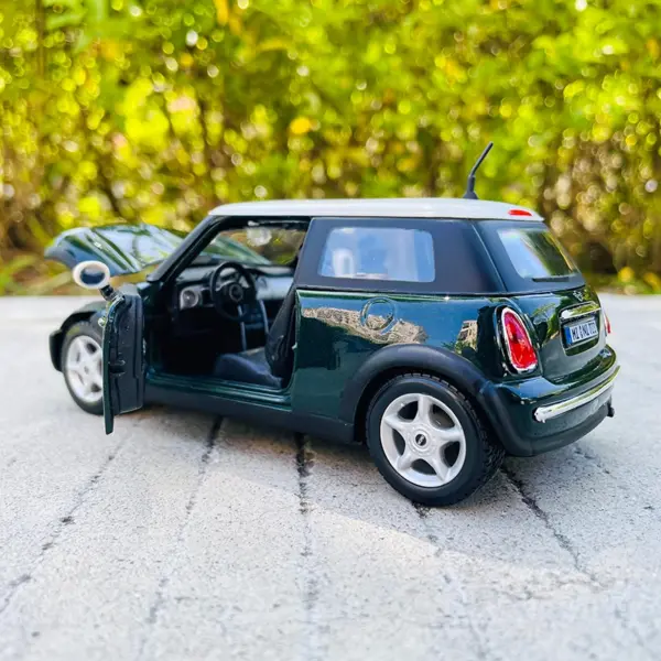 Maisto 1:24 BMW MINI Countryman Alloy Model - Image 2