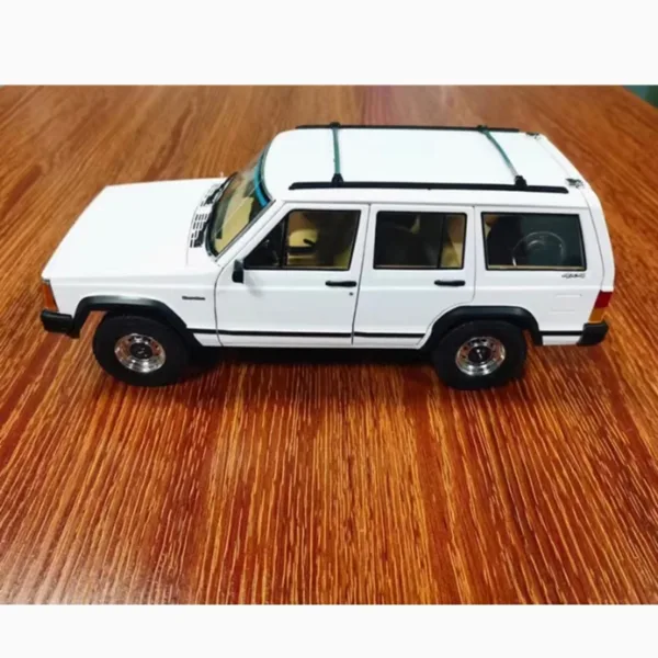 1/18 Scale White Jeep Cherokee Alloy Model - Image 2