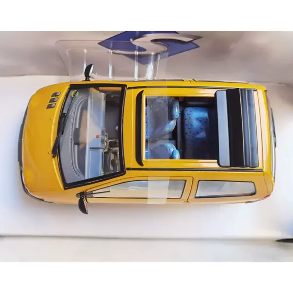 1:18 Scale Renault Twingo Diecast Model Car - Image 2