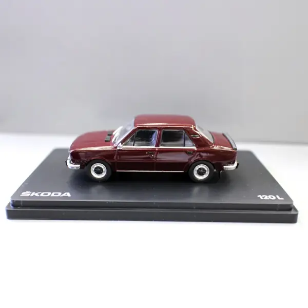 1:43 Scale Diecast Škoda 120L Model Car - Image 2