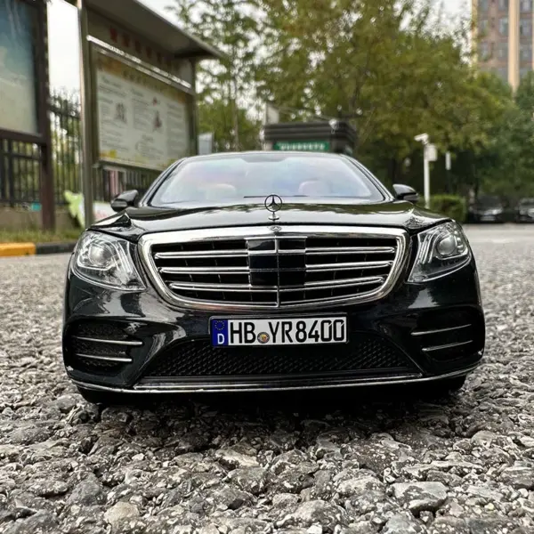 1:18 Scale Diecast Mercedes-Benz S450 W222 Model - Image 2