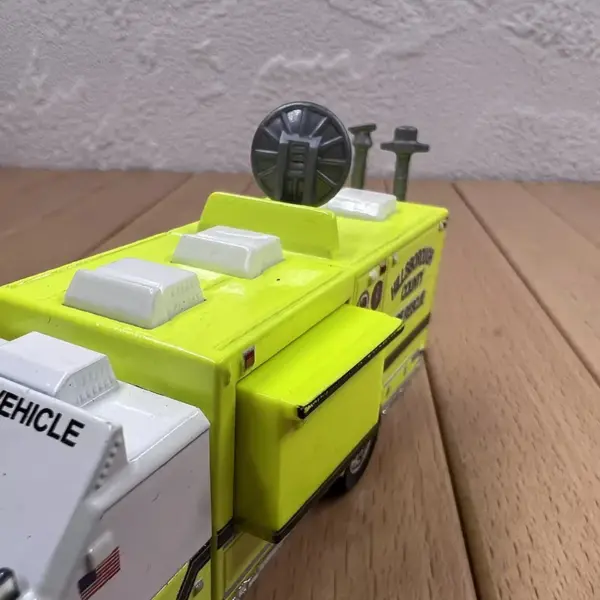 1/87 Scale Yellow Fire Truck Model Toy - Image 5