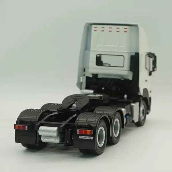 1:24 HINO 700 Alloy Tractor Truck Model - Image 4