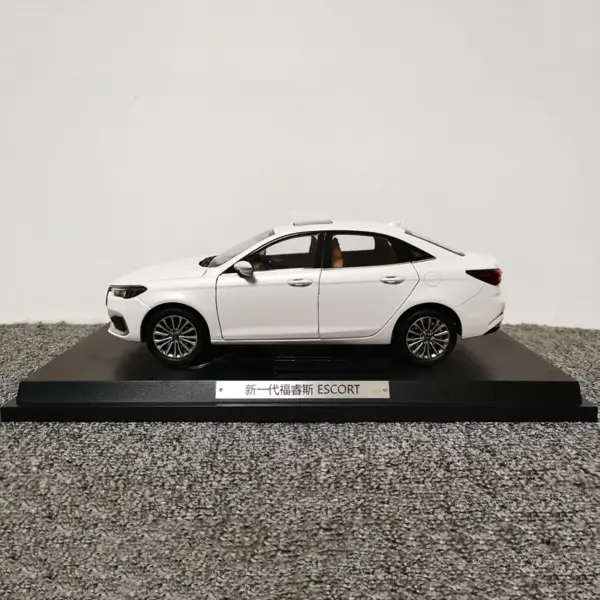 1:18 Scale Ford Escort 2022 Diecast Model - Image 2