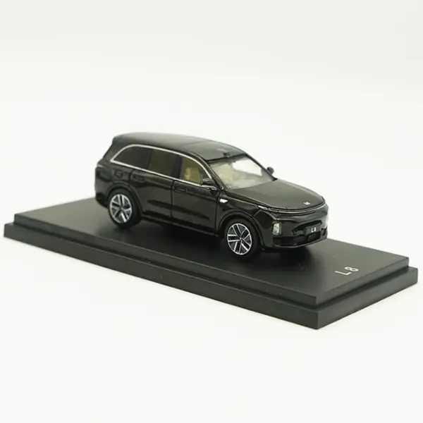 1:64 Scale L8 SUV Diecast Luxury Car Model - Image 3