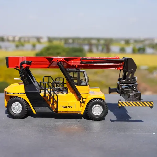 1:50 Scale Sany Alloy Reach Stacker Model - Image 2