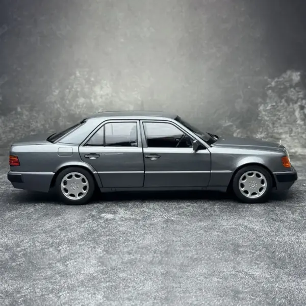 1:18 Scale Diecast Mercedes-Benz 500E Model - Image 2