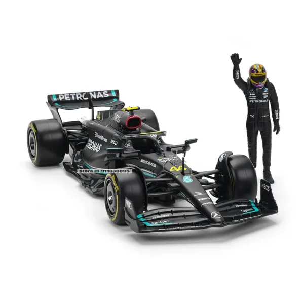 Bburago 1:24 F1 Mercedes-AMG W14 Diecast Car - Image 4