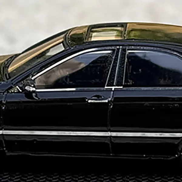 1:64 Scale Toyota Crown Resin Model Car - Image 6