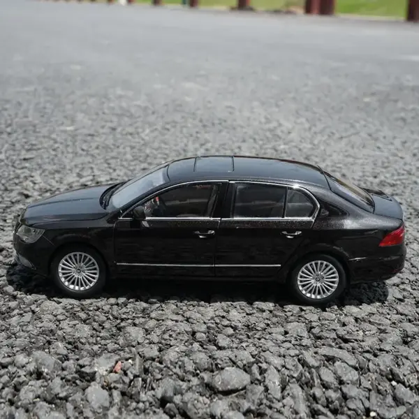 1:18 Scale Skoda Superb Diecast Model Car - Image 2