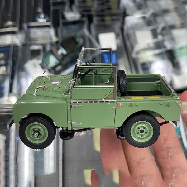 1/43 Scale Land Rover Defender Diecast Model - Image 2