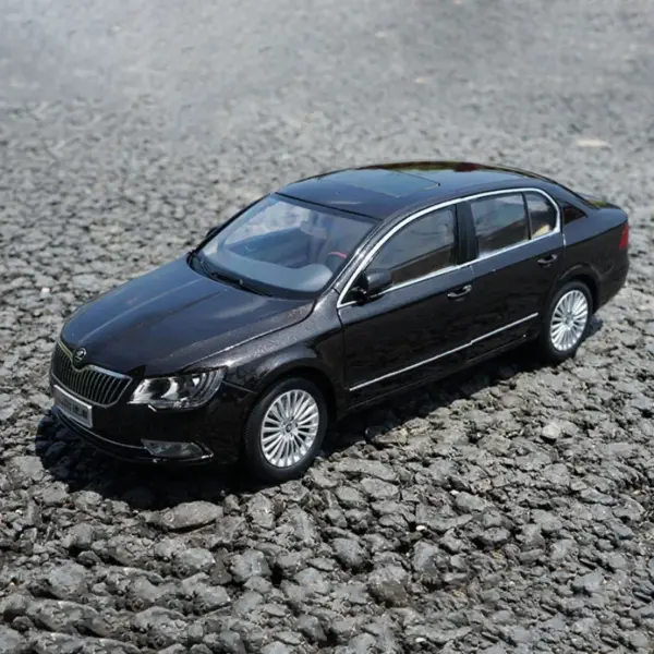 1:18 Scale Skoda Superb Diecast Model Car