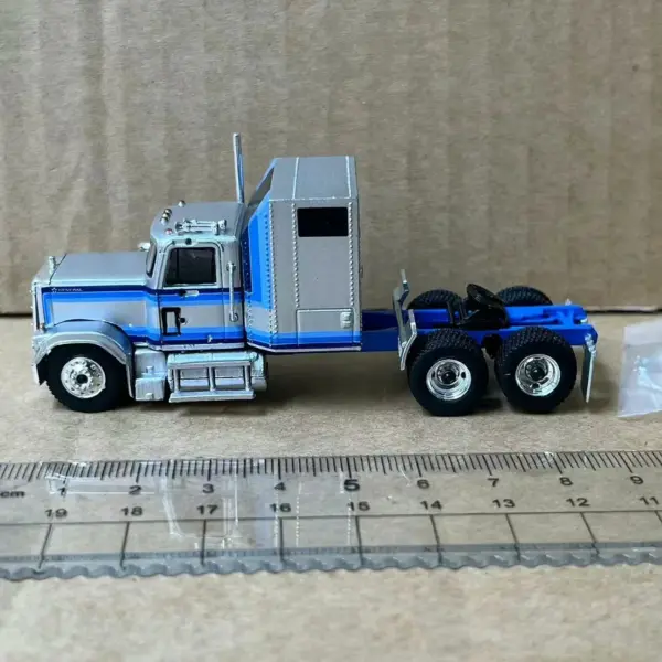 1:87 Scale GMC GENERAL Truck Model Ornament - Image 2