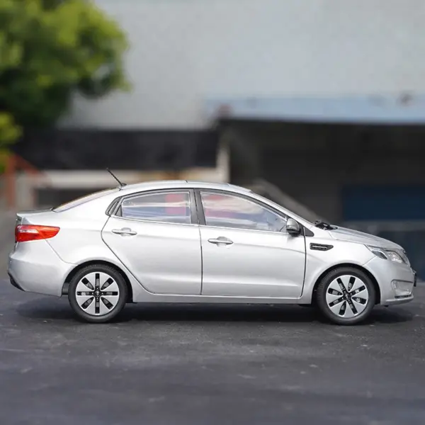 1:18 Kia K2 Alloy Diecast Car Model - Image 4