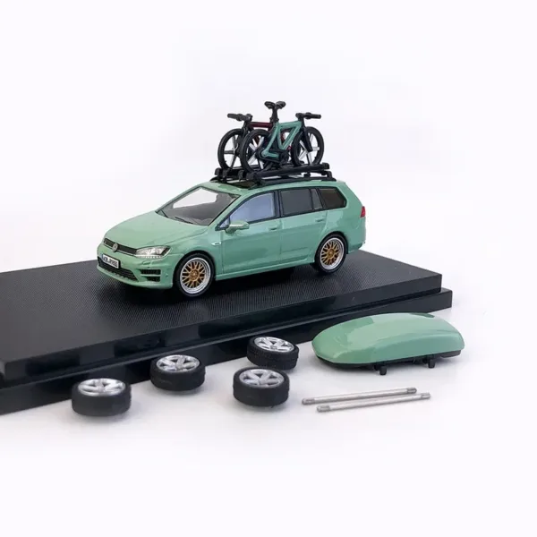 1:64 Golf 7 Travel Alloy Model with Accessories