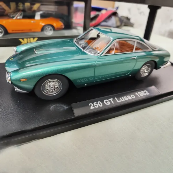 Die Cast 1/18 Scale 250 GT Lusso Model