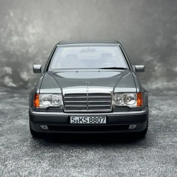 1:18 Scale Diecast Mercedes-Benz 500E Model - Image 3