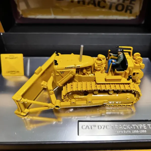 CAT D7C 1:50 Alloy Crawler Bulldozer Model - Image 5