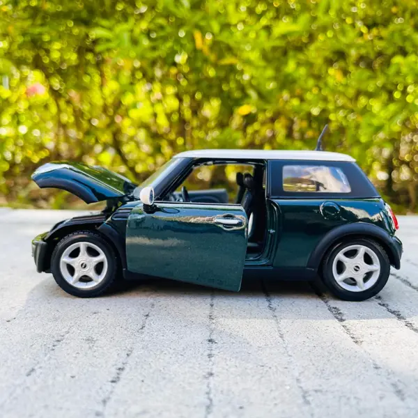 Maisto 1:24 BMW MINI Countryman Alloy Model - Image 5