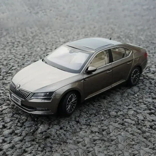 1:18 Scale Diecast Skoda Superb Car Model